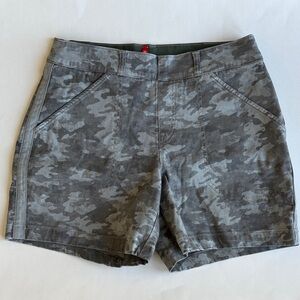 Spanx Stretch Twill Shorts Green Camo Mid-Rise Pull-On Tummy Shaping‎ Medium